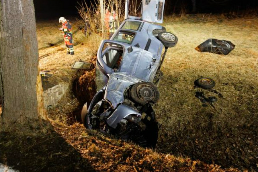 Verkehrsunfall bei Königswalde: Fahrer wird schwerverletzt - Das Auto landete im Straßengraben.