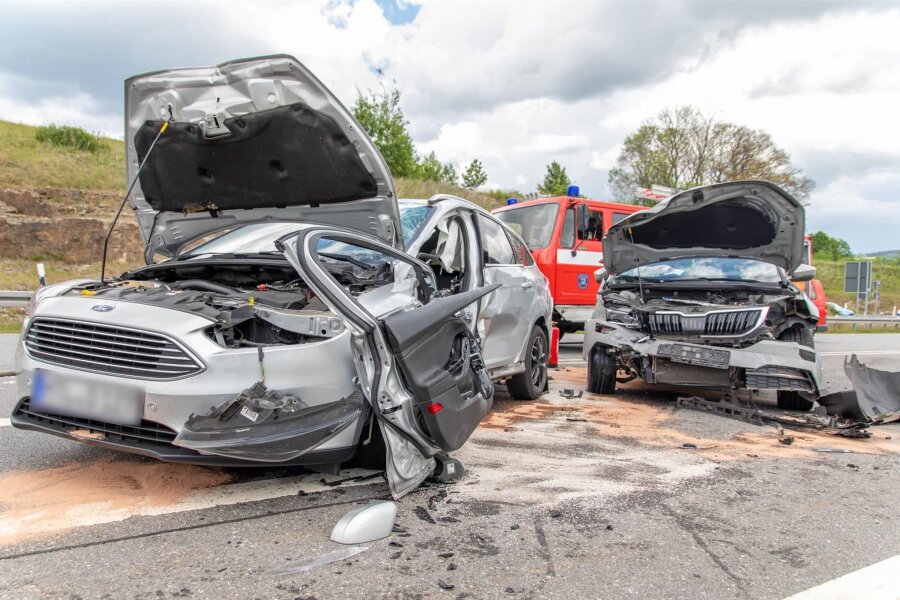 Verkehrsunfall im Erzgebirge: Drei zum Teil schwer verletzte Personen nach Kollision von zwei Pkw - Die Schäden an den beteiligten Autos machen deutlich, mit welcher Wucht die beiden Fahrzeuge kollidiert waren.