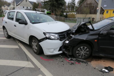 Verkehrsunfall in Thum mit vier Verletzten - Bei dem Frontalzusammenstoß wurden vier Personen verletzt. 