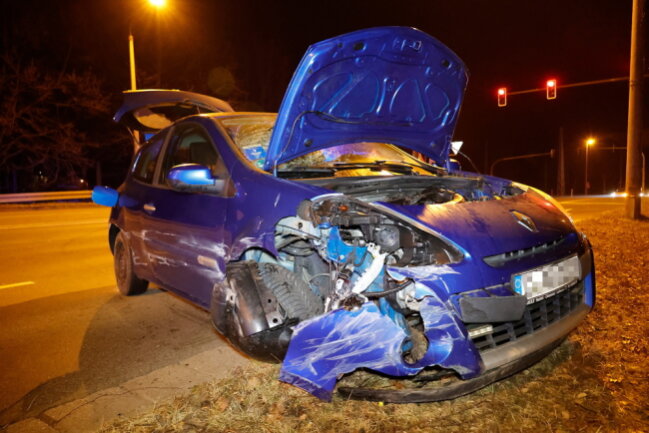 Verkehrsunfall mit 2,66 Promille - Der Renault nach dem Unfallhergang.