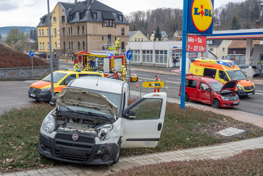 Verkehrsunfall mit drei verletzten Personen in Rodewisch