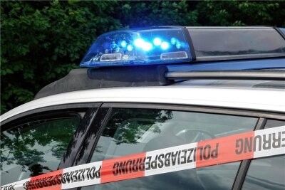 Verkehrsunfall mit Fahrerflucht in Frankenberg: Unbekannter flieht nach Kollision auf Parkplatz - Ein Unbekannter hat am Montag auf einem Parkplatz in Frankenberg einen Unfall verursacht.