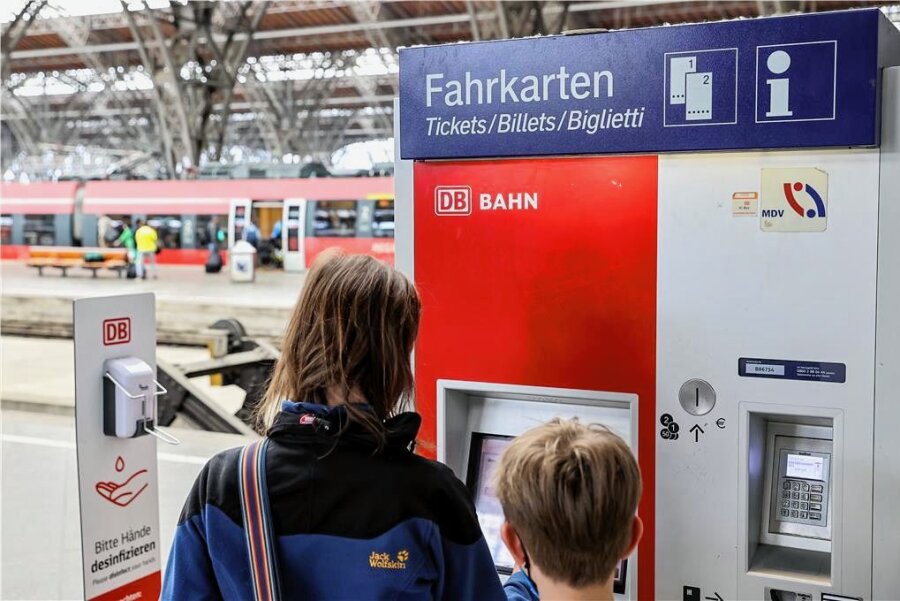 Verkehrsverbünde erhöhen den Preis fürs Ferienticket - Das Ferienticket für Kinder und Jugendliche in Sachsen wird teurer. 