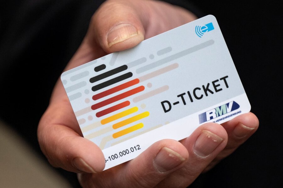 Verkehrsverbund Mittelsachsen setzt künftig auf die Chipkarte - Ein D-Ticket im Chipkartenformat. Einige Verkehrsverbünde wie etwa der Rhein-Main-Verkehrsverbund bieten das Deutschlandticket bereits als Plastikkarte an.