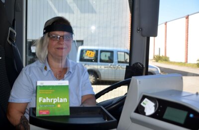 Verkehrsverbund Vogtland: Busse ab Montag mit Normalbetrieb - Busfahrerin Jana Merkel hat das Visier bereits getestet: "Man hat beim Fahrausweisverkauf die Hände frei und kann den Fahrgast auch anlächeln." 