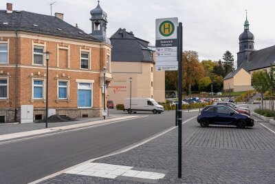 Verkehrsverbund Vogtland erhöht ab August Preise für Bus und Bahn - Wer im Vogtland mit Bus oder Bahn unterwegs ist, muss ab August mehr bezahlen. Beispielsweise erhöht sich der Preis bei einer Busfahrt von Auerbach nach Rodewisch - im Bild ist die Haltestelle am Postplatz zu sehen - von 1,60 auf 1,70 Euro.