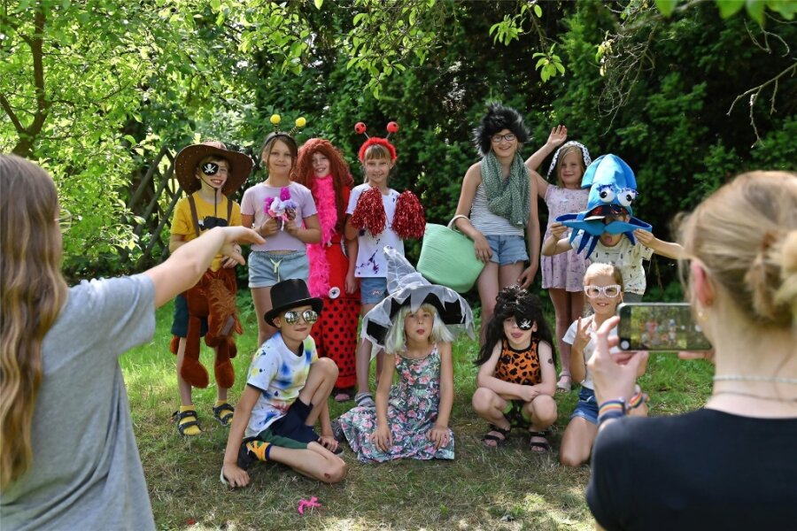 Verkleiden mitten im Sommer: Kinder aus Rochlitz feiern die Ökumene - Kreativität stand bei der ökumenischen Kinderzeit