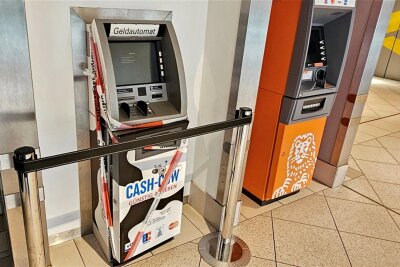 Verkleidet als Service-Techniker: Unbekannte hebeln Geldautomat in Chemnitzer Einkaufscenter auf - Hinter einem Sichtschutz machten sich Unbekannte an diesem Geldautomaten in der „Sachsen-Allee“ zu schaffen.