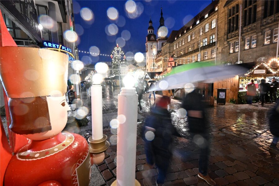 Verlängerter Weihnachtsmarkt in Chemnitz mit Job-Speed-Dating - Die Pyramiden und Buden im Erzgebirgsdorf bleiben länger stehen als der Rest des Weihnachtsmarktes.
