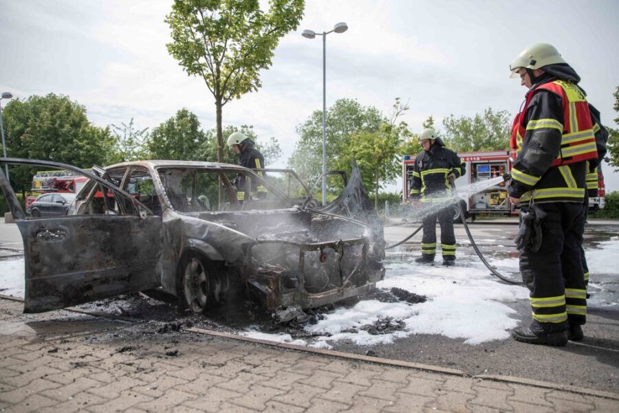 Verlassener Mazda in Freiberg ausgebrannt - Polizei ermittelt wegen Brandstiftung - Der auf einem Parkplatz abgestellte Mazda wurde am Pfingstsonntag mutmaßlich angezündet.