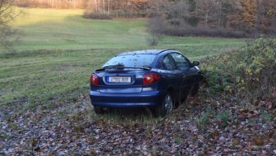 Verlassenes Auto gibt Rätsel auf - Dieser Renault steht nahe Hartmannsgrün am Feldrand. 