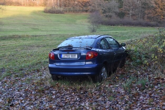 Verlassenes Auto gibt Rätsel auf - Dieser Renault steht nahe Hartmannsgrün am Feldrand. 