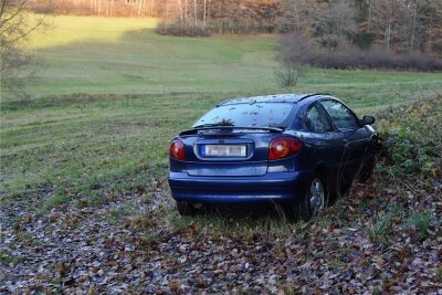 Verlassenes Auto im Vogtland gibt Rätsel auf - Dieser Renault steht nahe Hartmannsgrün am Feldrand. 