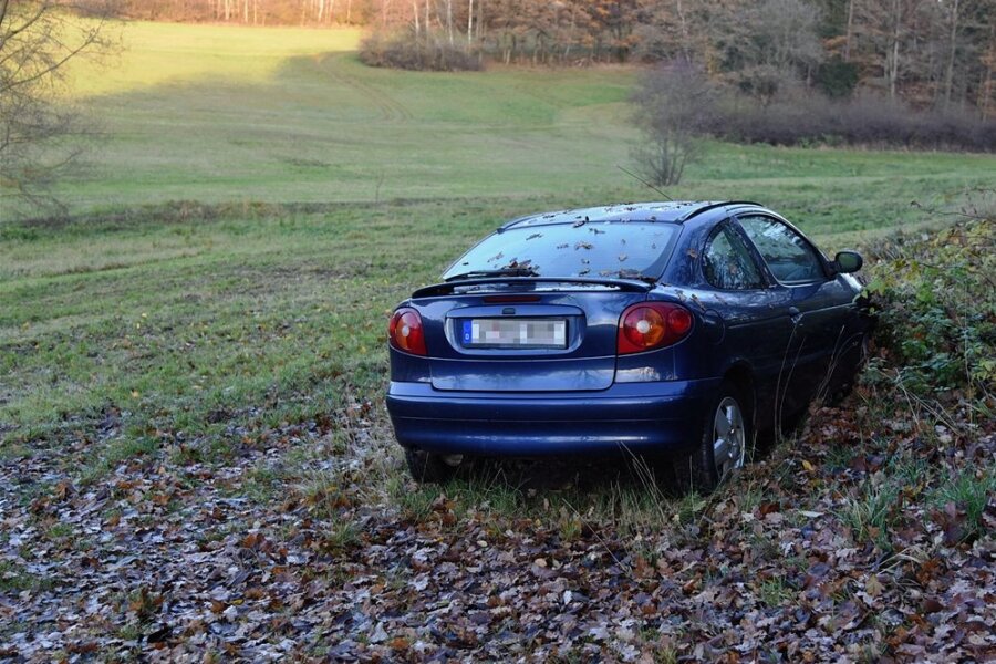 Verlassenes Auto im Vogtland gibt Rätsel auf - Dieser Renault steht nahe Hartmannsgrün am Feldrand. 