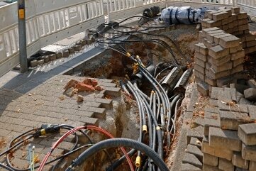 Verlegung von Kabeln dauert länger - Auf dieser Baustelle an der Poststraße in Oberlungwitz ruhen derzeit die Arbeiten. 