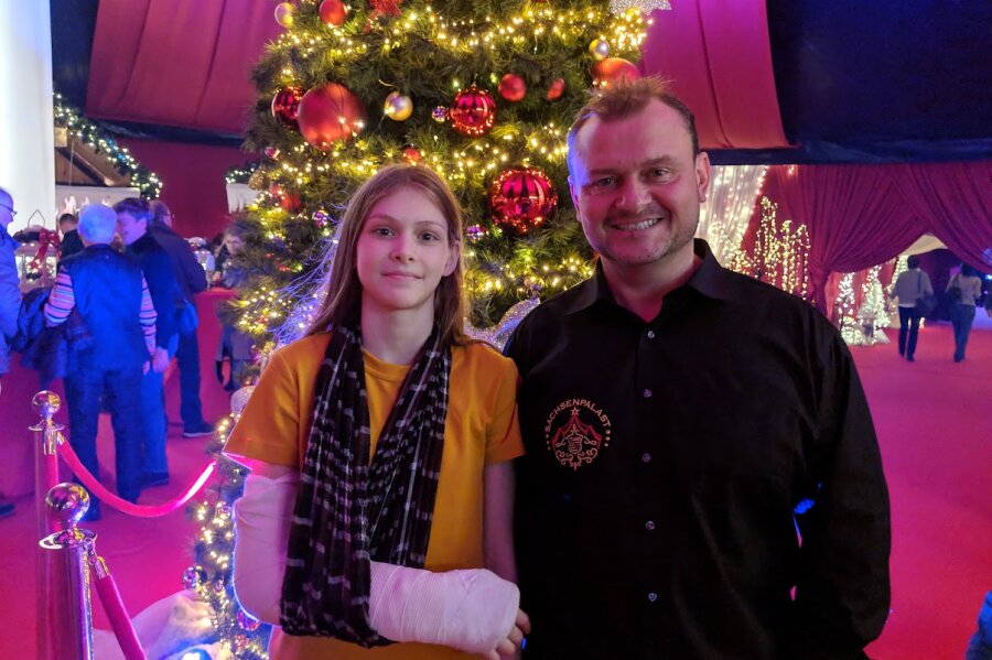 Verletzte Akrobatin Ameli Bilyk besucht Zwickauer Weihnachtszirkus - Ameli Bilyk zusammen mit Norbert Friedrich vom Zwickauer Weihnachtszirkus.