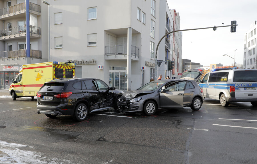 Verletzte bei Unfall auf Kreuzung - 