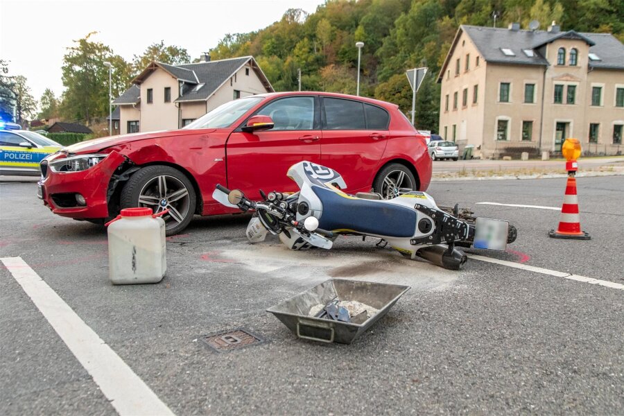 Verletzte bei Verkehrsunfall in Burkhardtsdorf: Pkw und Motorrad stoßen auf Kreuzung zusammen - Die Unfallstelle auf der Unteren Hauptstraße in Burkhardtsdorf. Hier waren am Samstagabend ein Auto und ein Mororrad kollidiert.