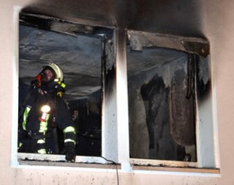 Verletzte bei Wohnungsbrand in Rochlitz - Bei dem Feuer in einem Mehrfamilienhaus in Rochlitz mussten sieben Bewohner aus vier Wohungen evakuiert werden.