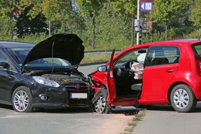 Verletzte nach Kollision in Zwickau - Bei einem Unfall auf der Uferstraße in Zwickau sind am Montagnachmittag laut Polizei zwei Personen leicht verletzt worden. 