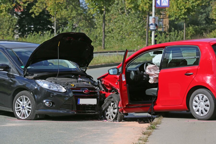 Verletzte nach Kollision in Zwickau - Bei einem Unfall auf der Uferstraße in Zwickau sind am Montagnachmittag laut Polizei zwei Personen leicht verletzt worden. 