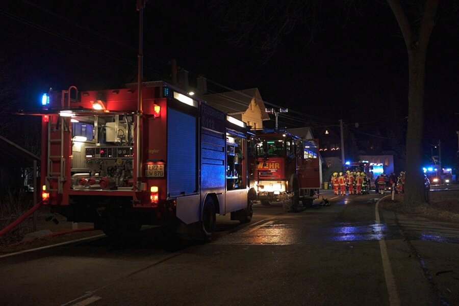 Verletzte Person bei Kellerbrand im Erzgebirge - In einem Keller eines Wohnhauses an der B 95 in Bärenstein hat ein Trockner Feuer gefangen.