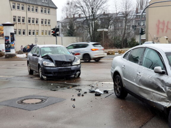 Verletzter bei Autounfall in Chemnitz - 