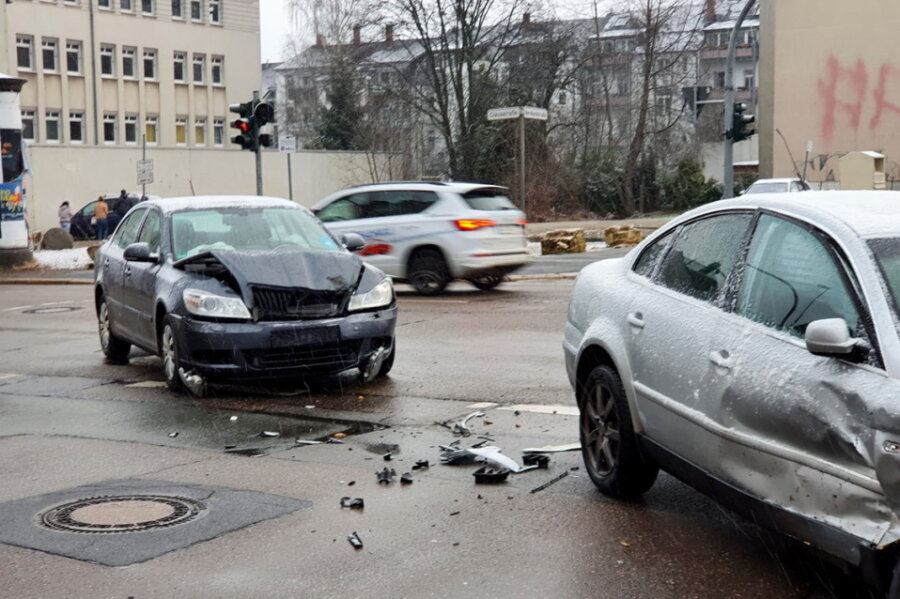 Verletzter bei Autounfall in Chemnitz - 