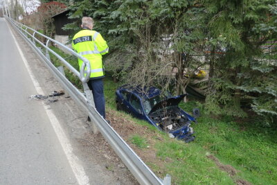 Verletzter bei Autounfall in Langenweißbach - Ein Renault-Fahrer kam am Freitag von der Straße ab und landete in einem Bach. 