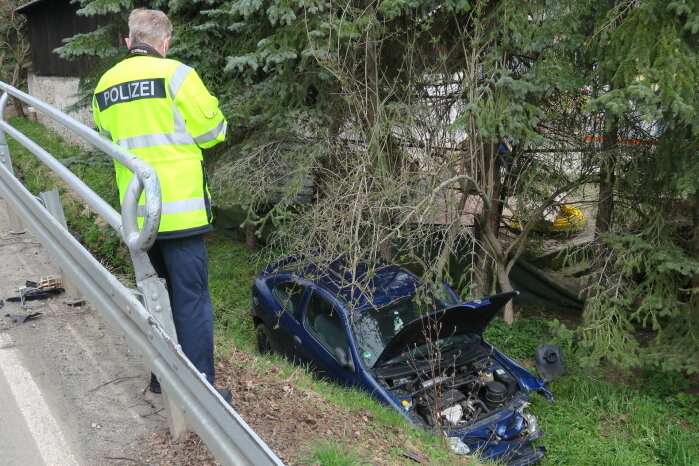 Verletzter bei Autounfall in Langenweißbach - Ein Renault-Fahrer kam am Freitag von der Straße ab und landete in einem Bach. 