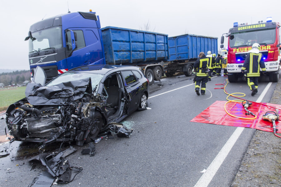 Verletzter bei Unfall mit Laster - Die S 258 blieb nach dem Unfall über Stunden voll gesperrt.