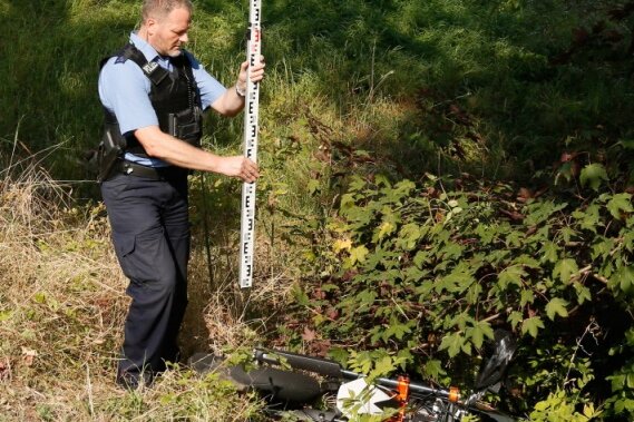 Verletzter Biker bei Unfall auf B 180 bei Flöha - Nach dem Unfall auf der B 180 bei Flöha: Polizei sichert Unfallstelle ab.