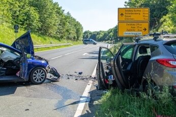 Verletzter lobt Einsatz der Helfer - Der Ford und der Hyundai waren auf dem Autobahnzubringer bei Zwönitz zusammengestoßen. 