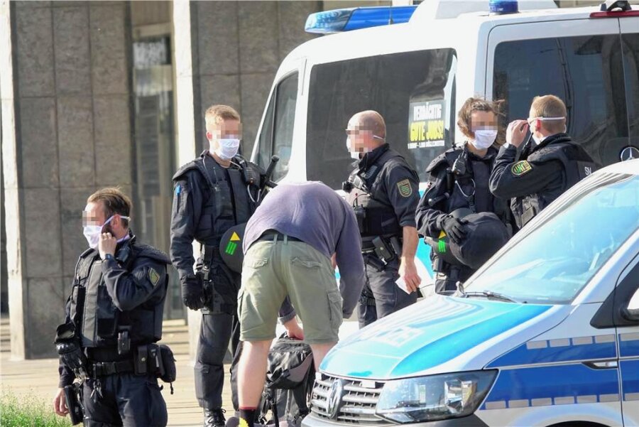 Verletzter Polizist: Amtsgericht Chemnitz spricht Reichsbürger frei - Zahlreiche Polizeibeamte verhinderten am 24. April 2020 in der Chemnitzer Innenstadt eine Demo von Gegnern der Corona-Maßnahmen. 