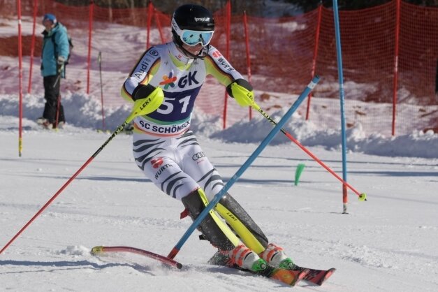 Verletzung bremst Sausewind noch aus - Max Ludwig vom Skiclub Carlsfeld gab beim Slalom in Schöneck trotz seiner Rückenverletzung alles. 