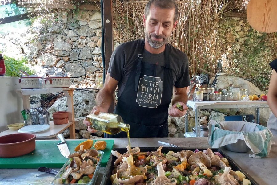 Verliebt in Kreta - ein Reisetipp - Giannis Bouleros kocht aus Leidenschaft. Er schwört auf Olivenöl – aber es muss von Kreta sein. Seine Kochkünste demonstriert er in seiner Kochschule in Litsarda im Hinterland von Chania.