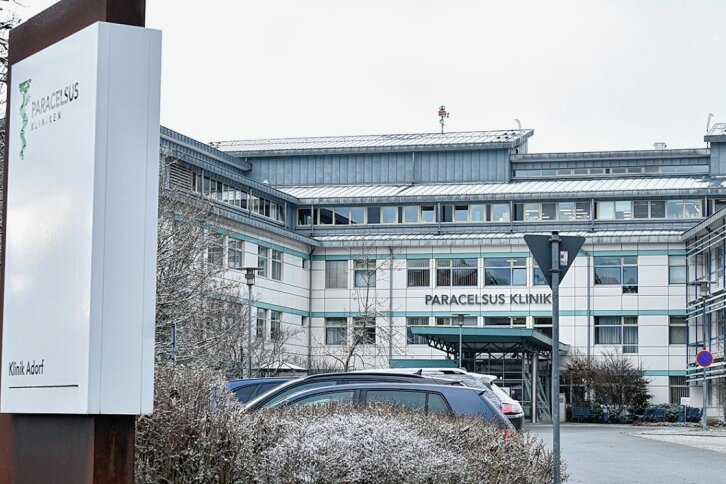 Verliert das Adorfer Krankenhaus seine Notaufnahme? - Die Paracelsus-Klinik in Adorf: 2003 übernahm der Osnabrücker Konzern das damalige Waldkrankenhaus vom Landkreis. Nun gibt es Hinweise auf bevorstehende Umstrukturierungen im Haus an der Sorger Straße. 