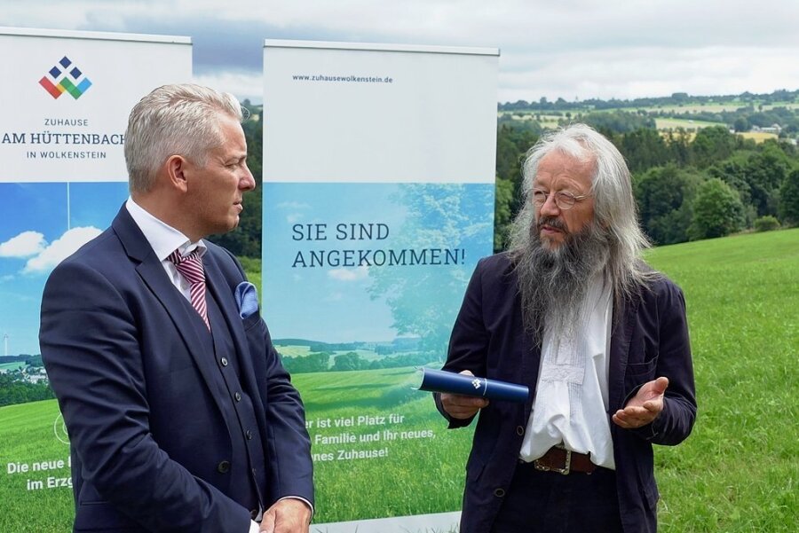 Vermarktung von neuem Wohngebiet in Wolkenstein gestartet - Thomas Bergler, Leiter der Projektentwicklung, Wolkensteins Bürgermeister Wolfram Liebing und Projektleiter Gero Pandorf (von links) zum Vermarktungsstart des neuen Wohngebiets "Am Hüttenbach". 