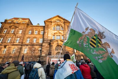 Vermeintliche Bauerndemo in Dresden: „Versammlungsrecht gilt auch für Neonazis“ - Anhänger der rechtsextremen Partei "Freie Sachsen" veranstalteten mit anderen Neonazis und Rechtsextremisten ein Protescamp vor der Staatskanzlei.