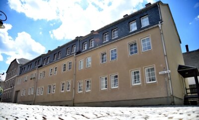 Vermieter: 234.000 Euro Miese in Bilanz - Die Häuserreihe in der Freiberger Straße 1-5 in Adorf steht vor der Sanierung ab 2022. Die Bilanz 2020 hat der Leerstand hier getrübt.