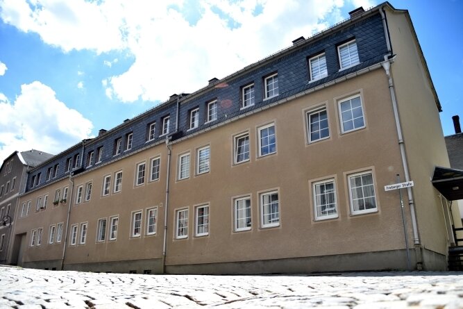 Die Häuserreihe in der Freiberger Straße 1-5 in Adorf steht vor der Sanierung ab 2022. Die Bilanz 2020 hat der Leerstand hier getrübt.