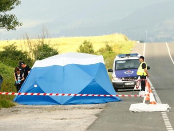 Vermisste Sophia offenbar auf Autobahnparkplatz Sperbes an A9 getötet -             Nahe der Autobahn bei Asparrena im Norden Spaniens sichern Polizisten am Fundort der Frauenleiche Spuren.