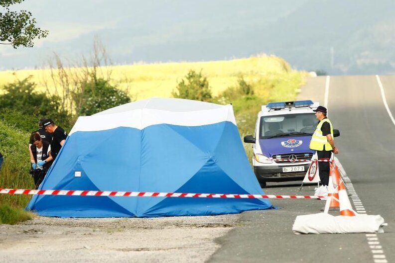 Vermisste Sophia offenbar auf Autobahnparkplatz Sperbes an A9 getötet -             Nahe der Autobahn bei Asparrena im Norden Spaniens sichern Polizisten am Fundort der Frauenleiche Spuren.