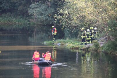 Vermisstensuche: Leblose Person aus Teich bei Lößnitz geborgen - im Lößnitzer Ortsteil Dittersdorf suchen Kameraden der Feuerwehr in einem Teich nach einem vermissten Mann.
