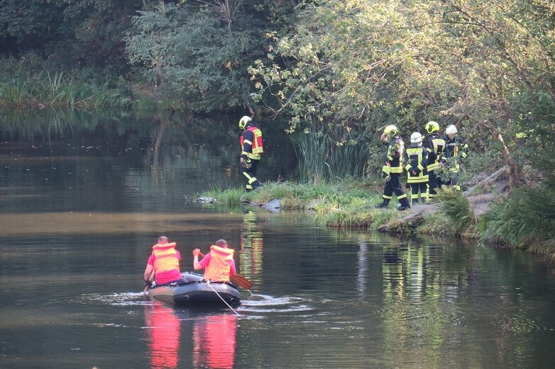 Vermisstensuche: Leblose Person aus Teich bei Lößnitz geborgen - im Lößnitzer Ortsteil Dittersdorf suchen Kameraden der Feuerwehr in einem Teich nach einem vermissten Mann.