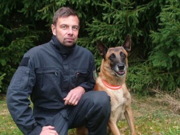 Vermisster Senior im Wald gefunden - Fährtensuchhund im Einsatz - Polizeihauptmeister Gert Reichel (46) mit dem Fährtensuchhund Jasper.