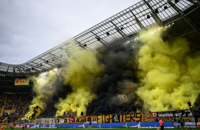 Vermummte zünden Pyrotechnik: Verletzte in Dresden - Dynamos Fans im K-Block zünden Pyrotechnik.