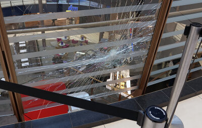Vermummter wirft in Einkaufszentrum mit Pflastersteinen - Ein Mann hat am Dienstag in der Galerie Roter Turm mehrere Pflastersteine geworfen, wodurch eine Glasscheibe zu Bruch ging.