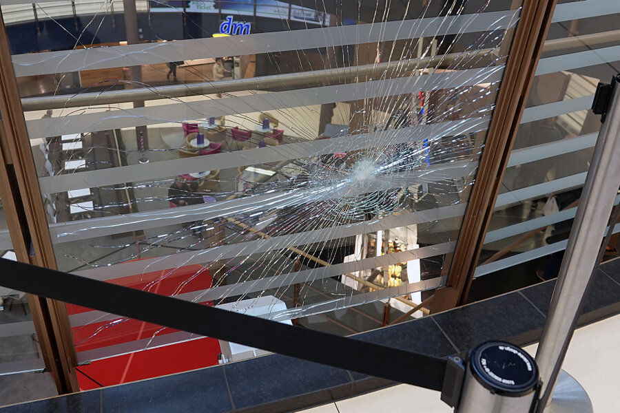 Vermummter wirft in Einkaufszentrum mit Pflastersteinen - Ein Mann hat am Dienstag in der Galerie Roter Turm mehrere Pflastersteine geworfen, wodurch eine Glasscheibe zu Bruch ging.