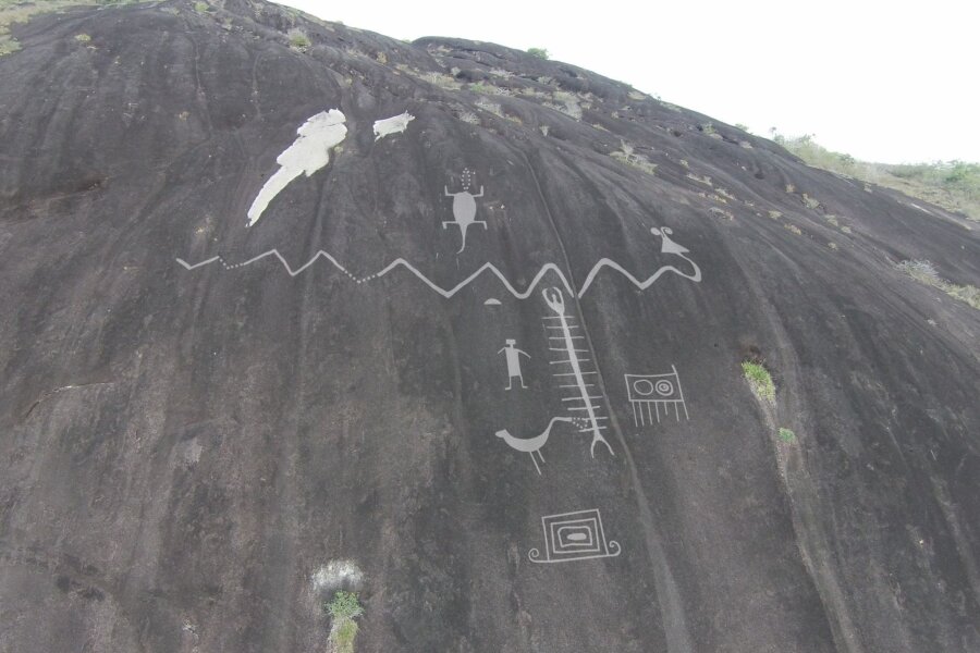 Vermutlich größte Felsgravuren der Welt gefunden - Petroglyphen sind in einen Fels graviert.